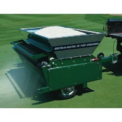 球場專供拖掛式覆沙機  覆沙機工作環境